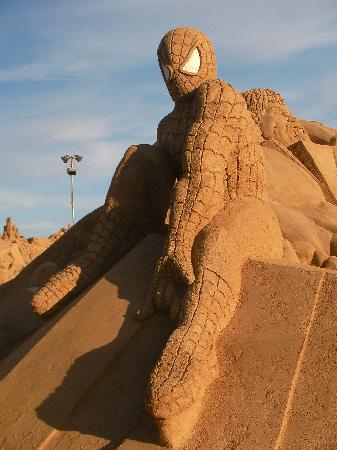 لعشاق الصور الاكثر من رائعة Spiderman-sand-sculptures