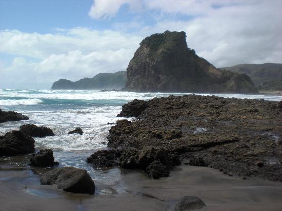 Скалите Piha-beach