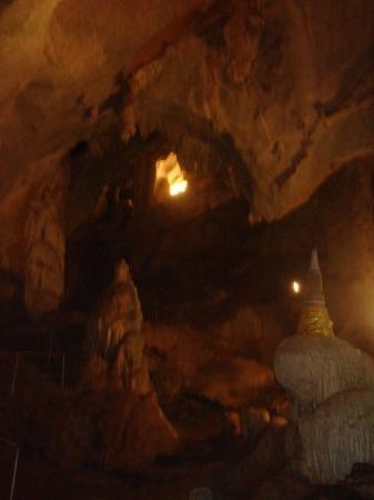 Images des joyeuses bibittes Buddha-cave-temple-wat