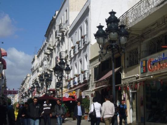 جولــة بين شوارع و ساحات تونس العاصمة Tunis