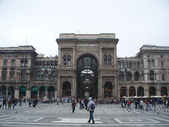 Pamje nga vendi ku jetoni aktualisht. Milano