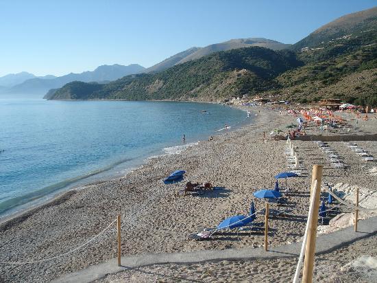 parku - PARKU KOMBETAR I LLOGARASE Lukova-strand-blaue-schirme