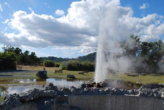 Zanimljivosti iz  geografije - Page 2 Old-faithful-geyser-calistoga