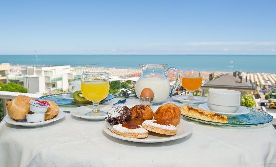 BUONGIORNO FORUM!!!!  Saluti lampo - Pagina 38 Colazione-vista-mare