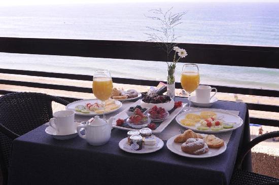 UN DESCANSO EN EL CAMINO - Página 20 Balcon-con-almuerzo