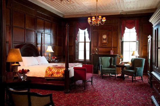 Roland de Velville and Agnes Griffith bedchamber  The-boardroom-suite