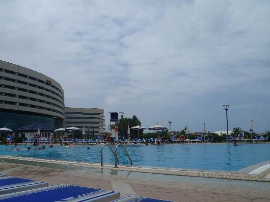 صور نادي الصنوبر في سطاوالي بالجزائر العاصمة Piscine