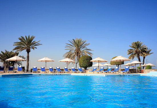 كراون بلازا مسقط Free-form-swimming-pool