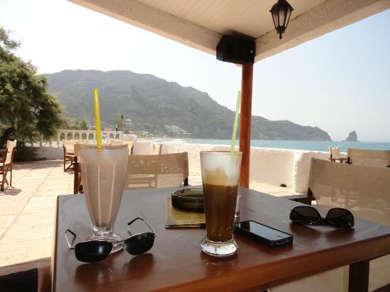 Share the Awesomeness! - Σελίδα 7 Black-rocks-cafe-beach