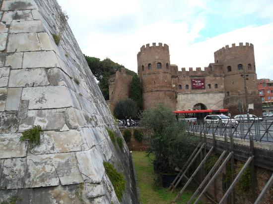 Fotos de Pyramid of Caius Cestius, Roma