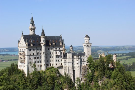   un château par blucat trouvé par sylvie Neuschwanstein-castle