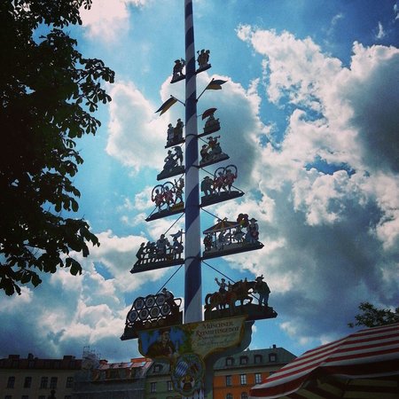 La bière du vendredi de fin de mois à Toulouse, con ! Maibaum-may-pole-at-the