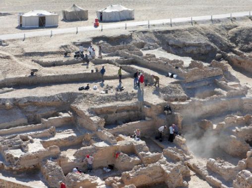 العثور على لوحة مسمارية عمرها 2500 عام في قلعة البحرين Main_loc-m-1-3