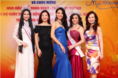 Hoa hậu Trần Thị Quỳnh lên đường dự thi Mrs World 2013  Tiec-chia-tay_w_450