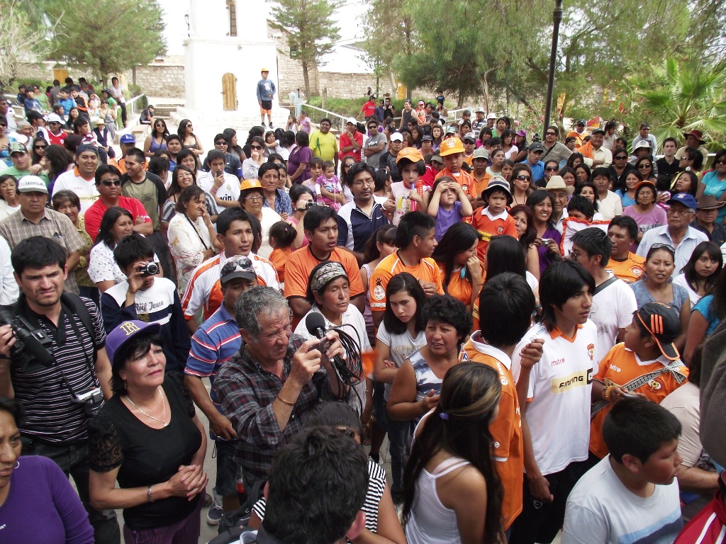 FOTOS: Cobreloa entregó ayuda a los damnificados por el aluvión en Toconao Multitud_toconao