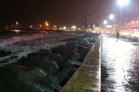 Marejadas en Antofagasta provocan caída de muro y desbordes en la Costanera 21-287x190