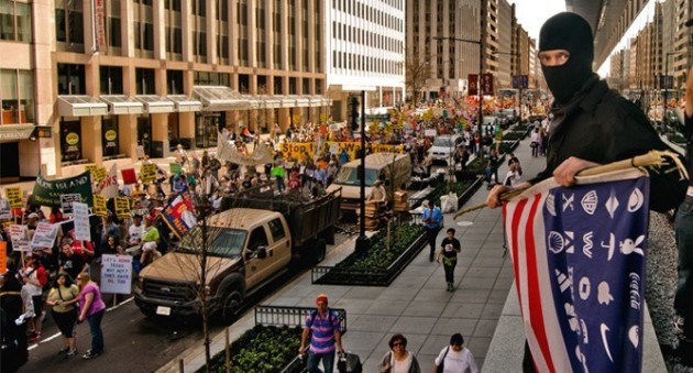 jóvenes intentan “tomarse” Wall Street en protesta por “recortes, corrupción y codicia” Ymq7-630x339