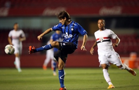 Huachipato no aprovechó la ventaja númerica y cae estrechamente frente a Sao Paulo en Brasil (Emol) A_UNO_438411