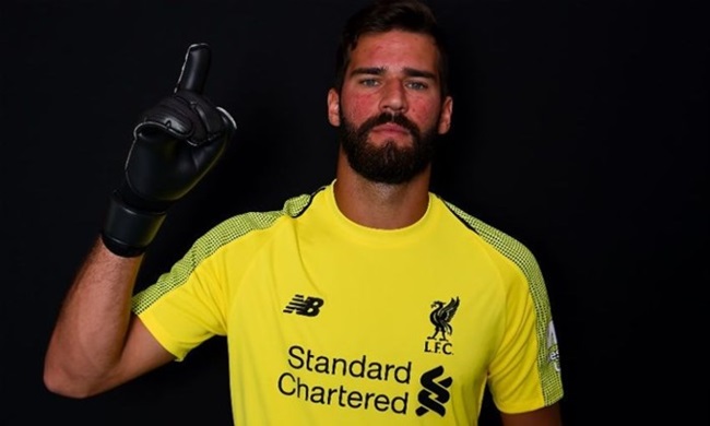 Karius dẫn đầu "cuộc tháo chạy" khỏi Liverpool, có thể vượt mốc 100 triệu bảng Bom-tan-liverpool-alisson-becker-cuc-ngau-o-buoi-chup-hinh-dau-tien-anh-14-1133