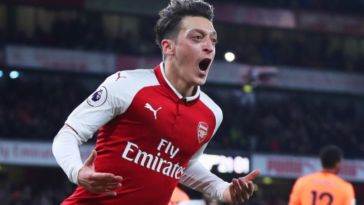 Arsenal biến Man Utd thành "chú Năm" và đây là phản ứng của Ozil Ozil-1-1018