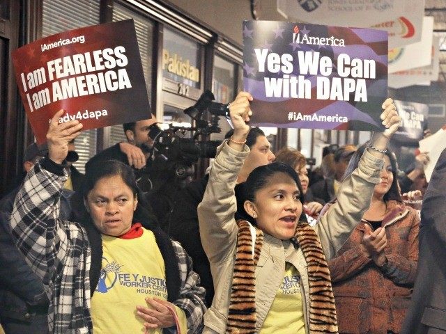 Being Grubered for Illegals...! Illegal-women-with-signs-Yes-We-Can-with-DACA-DAPA-Pat-Sullivan-Associated-Press-640x480