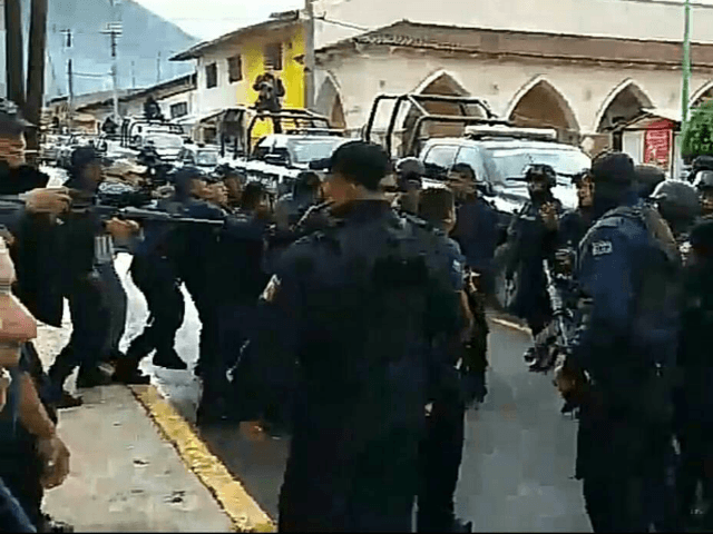 Todo el departamento de policía de la ciudad de Ocampo, en el estado de Michoacán,  ha sido detenida Michoacan-Police-riot-1