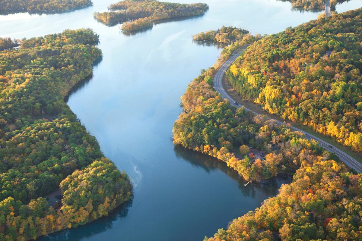 10 najvecih i najduzih reka na svetu 1200-28129746-curving-road-along-mississippi-river