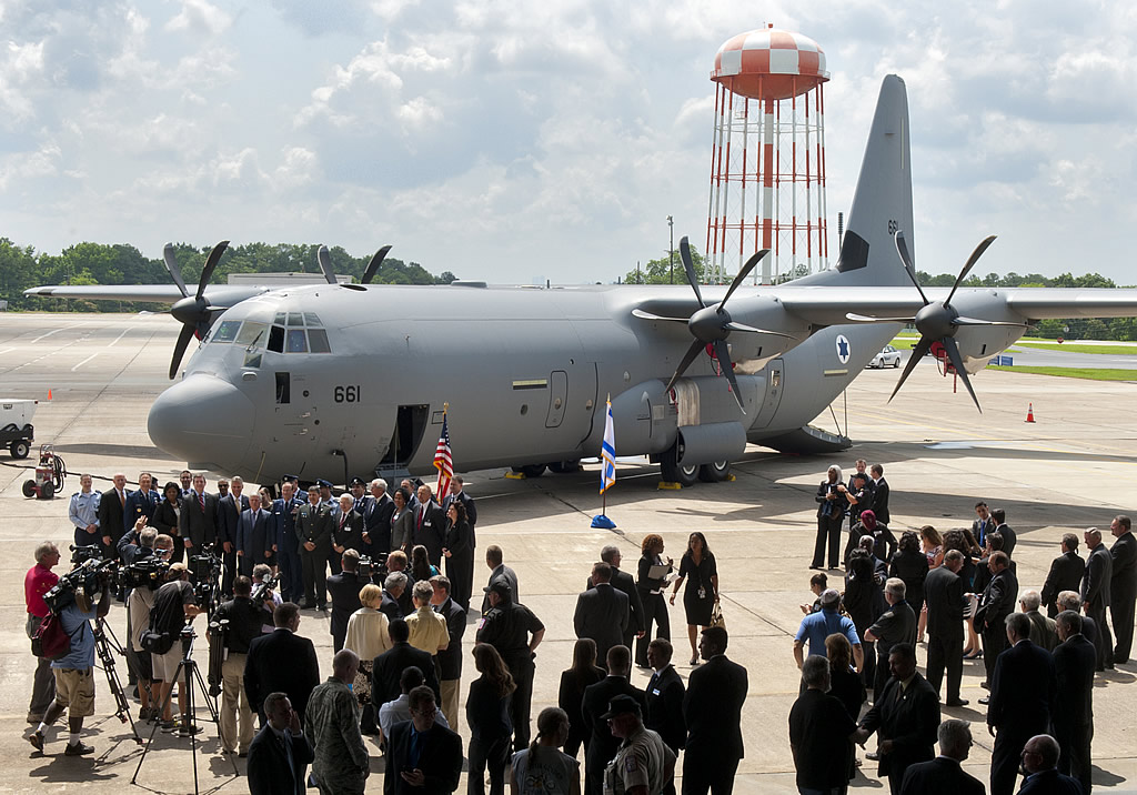 اسرائيل تتفاوض لشراء المزيد من طائرات سوبر هركوليز الامريكيه  AIR_C-130J-30_Israeli_Delivery_LMCO_lg