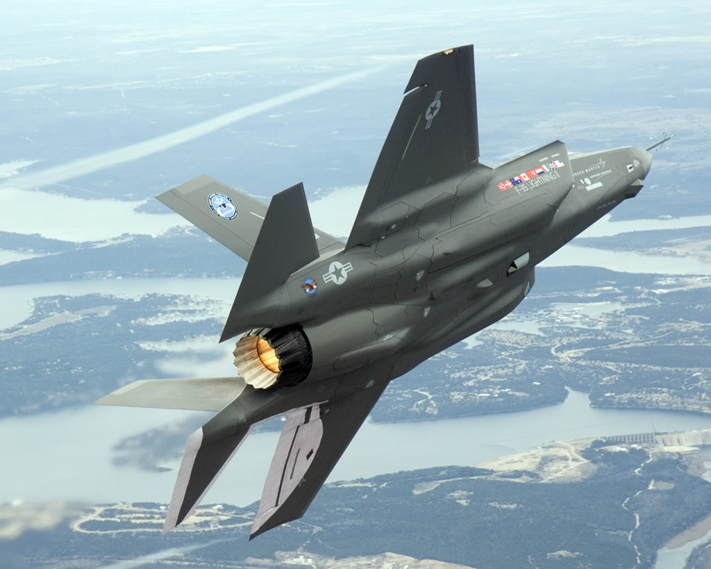 المقاتله الشبحيه J-31 الصينيه معروضه للبيع .......من هم الزبائن ؟ AIR_F-35_Left_Wingover_Rear_View_lg