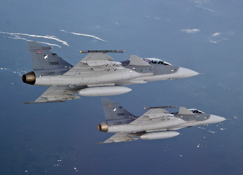 افاق تسويق المقاتله السويديه JAS-39 Gripen  AIR_JAS-39s_RTAF_in_Sweden_lg