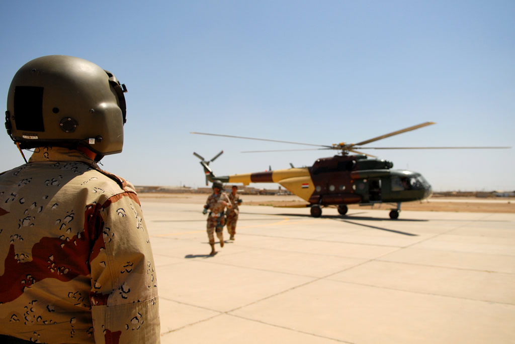 المروحيه العتيده Mil Mi-8 HIP  AIR_Mi-17_Iraqi_Gunner_Training_lg