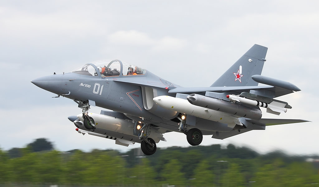 روسيا تصدر 90 طائرة حربية خلال ثلاث سنوات AIR_Yak-130_Takeoff_Farnborough_2012_Lukasz_Golowanow_Konflikty-pl_FPD_lg