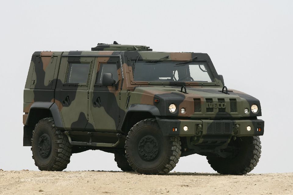 لبنان يشتري 80 عربه عسكريه من شركة Iveco الايطاليه  LAND_Iveco_Panther-LMV_Basic_lg