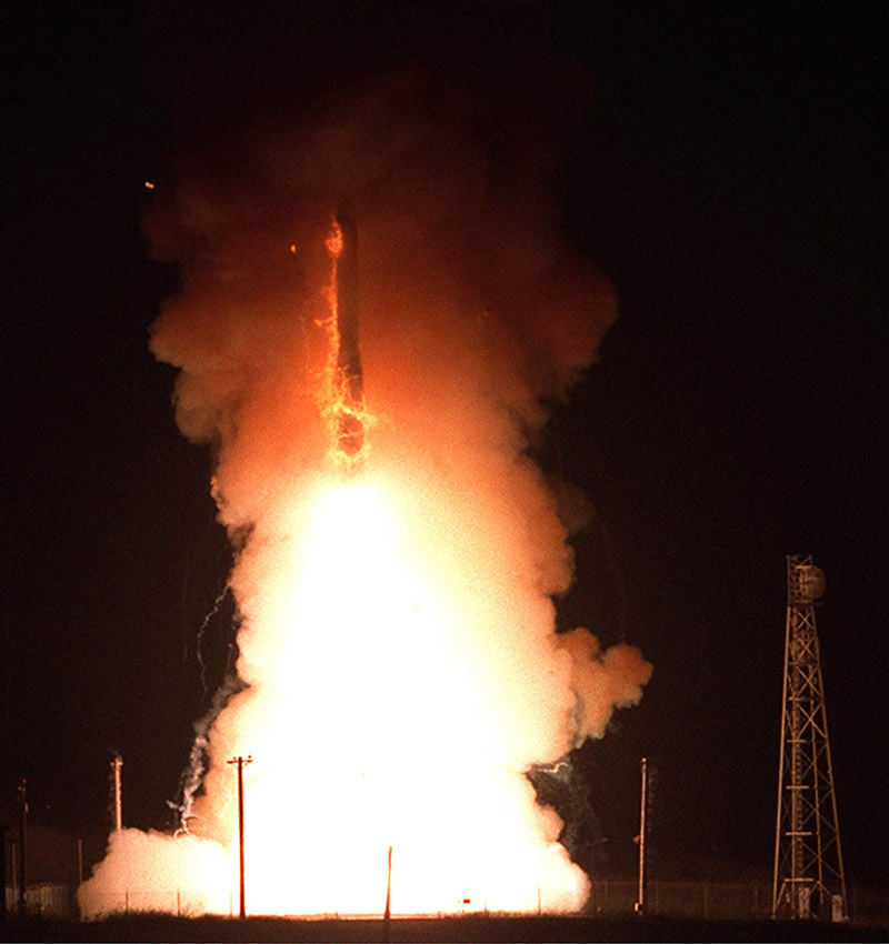 موسوعه الصواريخ الباليستية العابرة للقارات  ORD_ICBM_LGM-30G_Minuteman-III_Launch_Dark_lg