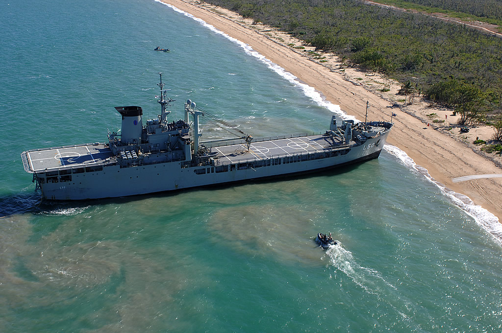 3 - Buques Logisticos - Página 9 SHIP_LSH_HMAS_Tobruk_Beaching_2006_RAN_lg