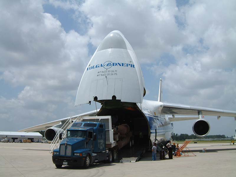  Antonov An-124 Còndor.   ( avión de transporte militar logístico Rusia y Ucrania ) AIR_AN-124-100_Unloading_Truck_lg