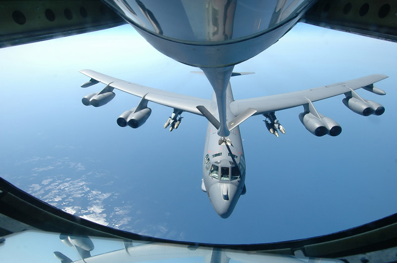 التزود بالوقود جواً قوة ضاربة لحسم المعارك AIR_B-52H_Refueling_by_KC-135_lg