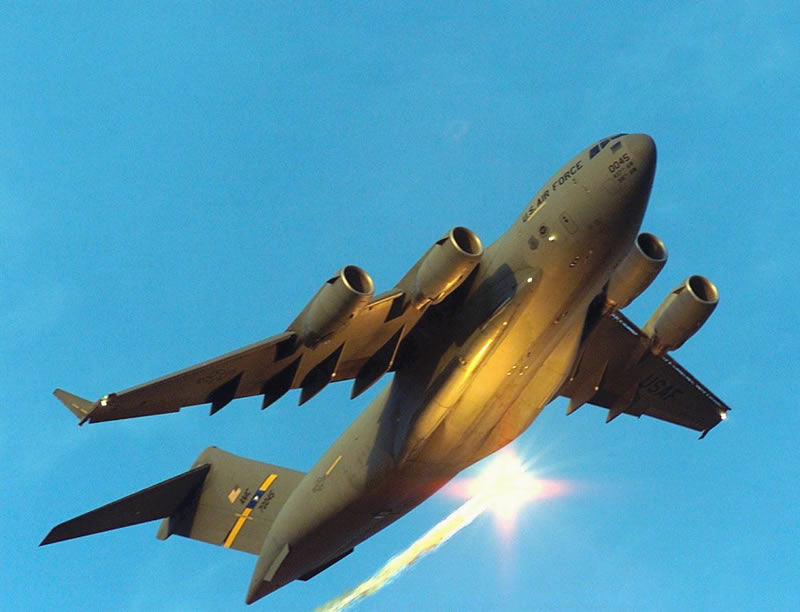 طائرة النقل العسكر c-17 AIR_C-17_Releasing_Flare_lg