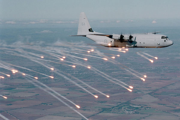لوكهيد مارتن تحتفل بالكريسميس مبكرا بسبب توقيع عقد 25 طائرة C-130J Super Hercules للمملكة العربية السعودية AIR_C130J-30_Australian_Flares_lg