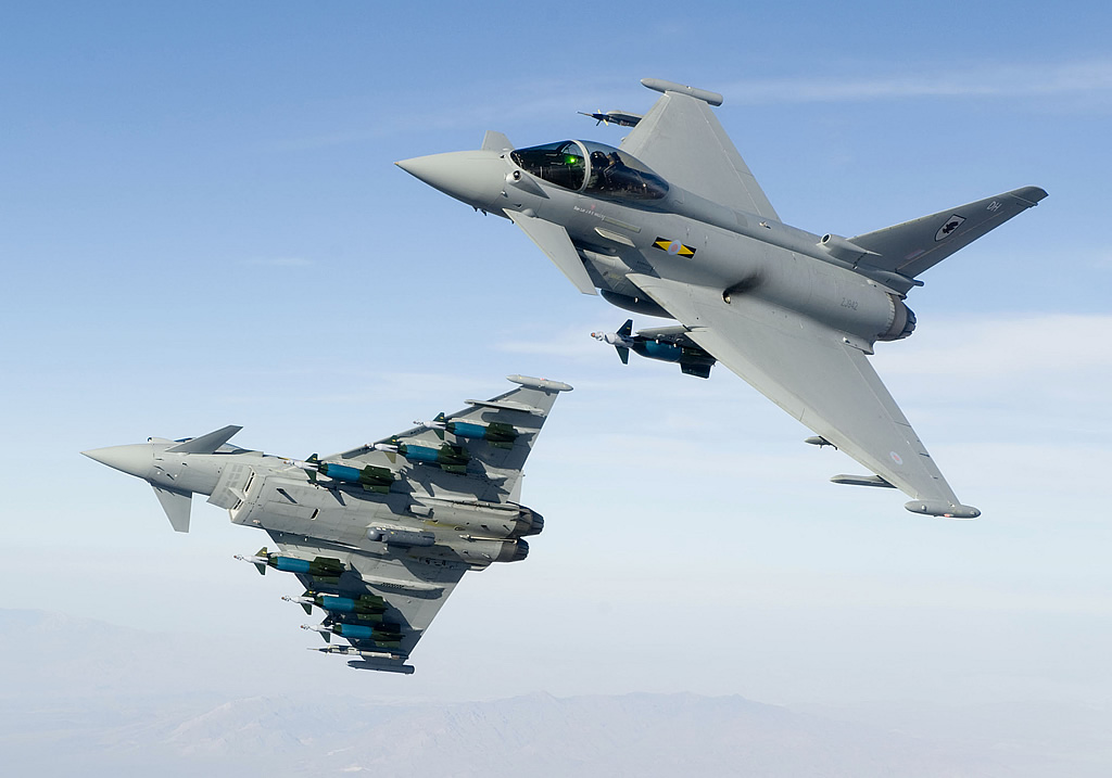 ســ/ ما هي افضل عشر دول بالعالم من حيث الطيران الجوي الحربي AIR_Eurofighters_RAF_LITENING-III_Paveways_Nevada_lg