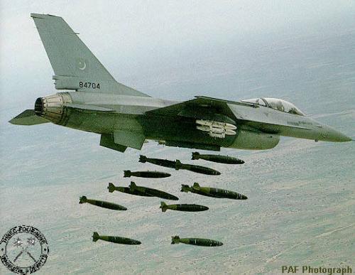 واشنطن على وشك إعلان بيع نحو 84 طائرة "إف 15" للسعودية - صفحة 2 AIR_F-16A_Pakistan_Bombing_lg