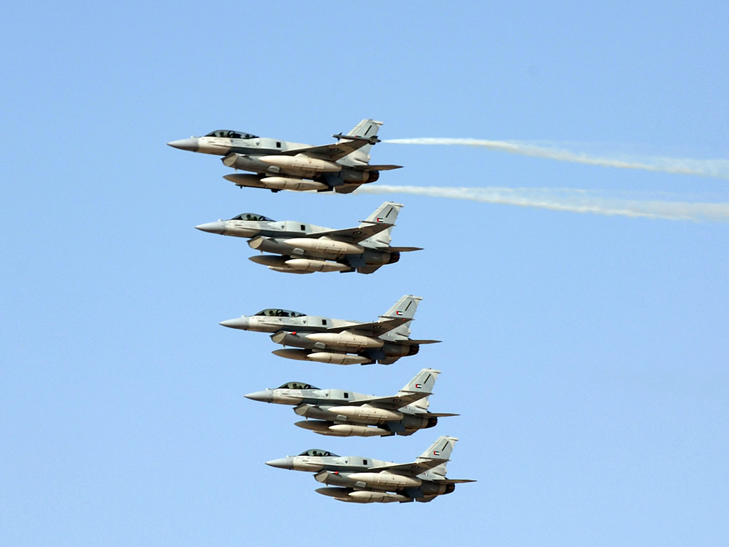 الإمارات تدرس الحصول على المزيد من مقاتلات F-16 AIR_F-16E-F_Formation_lg