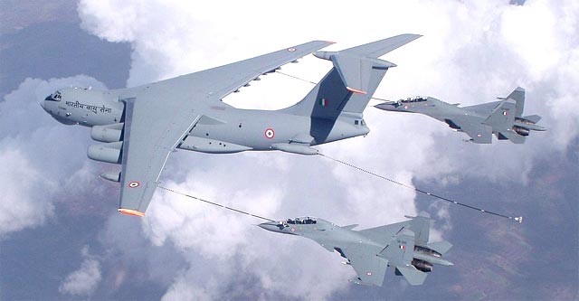 Aero India 2011 AIR_IL-78_Refuels_SU-30MKIs_Side_lg