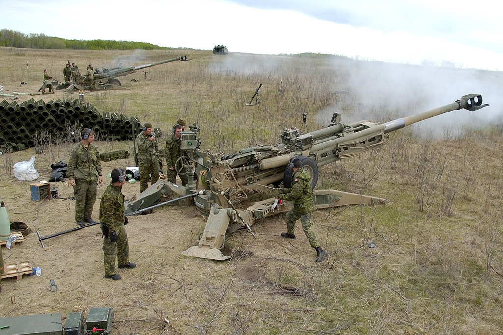 [Guerre] Fédération de Russie VS Royaume de Norvège - Page 2 ORD_M777s_Canadian_Firing_lg