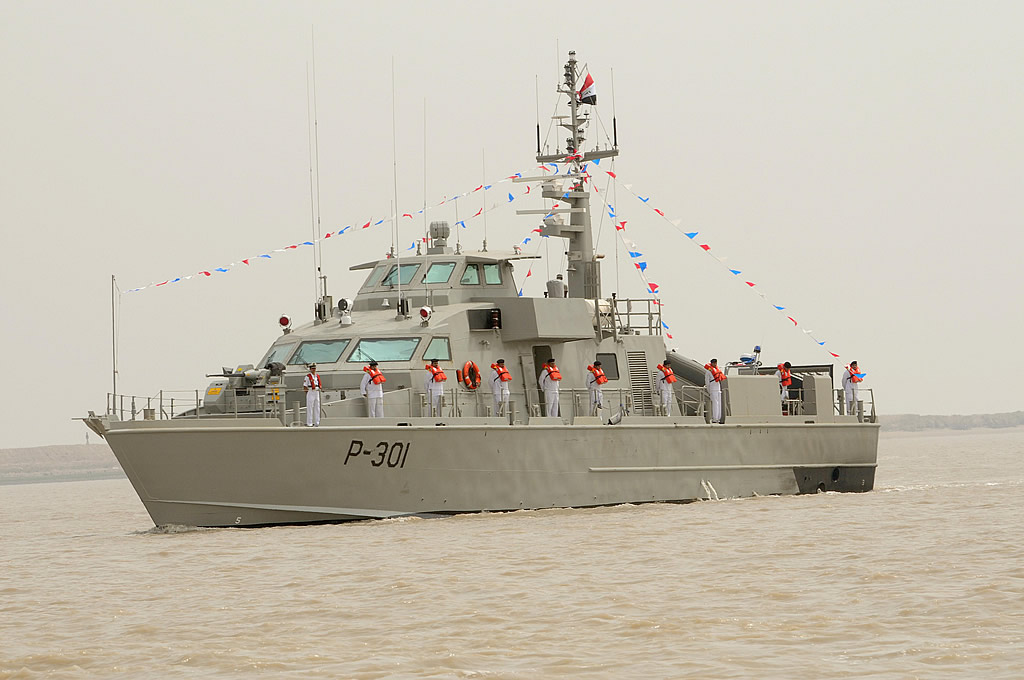 البحرية العراقية تحدّث أسطولها من السفن لتحسين أمن السواحل SHIP_CPB_P-301_Swiftship_Iraq_Umm_Qasr_2010_lg