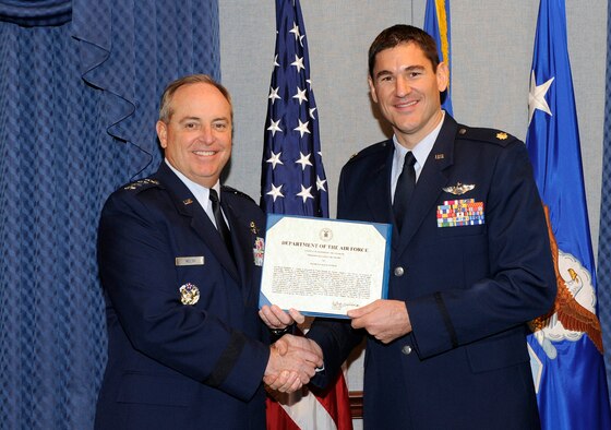 Un premio al piloto de la USAF por salvar un Pampa 131114-F-JJ904-184