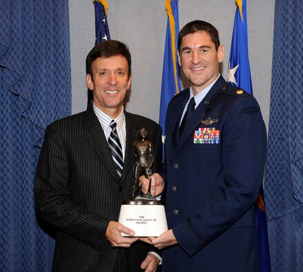 Un premio al piloto de la USAF por salvar un Pampa 131114-F-JJ904-288