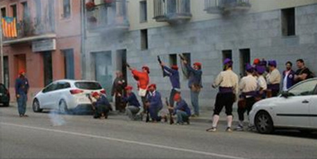 Separatistas catalanes acuden a casa de un edil del PP y simulan su fusilamiento. Trabu_457