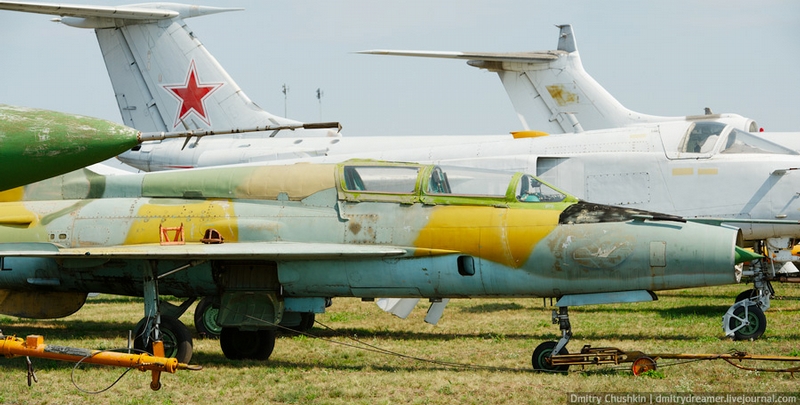 avions - un parc d'aéronefs d'avions abandonné russe Plcemetry003-17