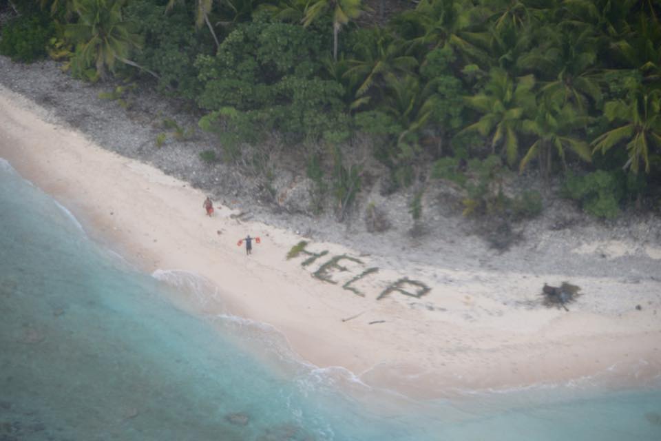 Trois naufragés retrouvés grâce au mot HELP écrit sur la plage avec des feuilles Naufrages-feuilles-help-2